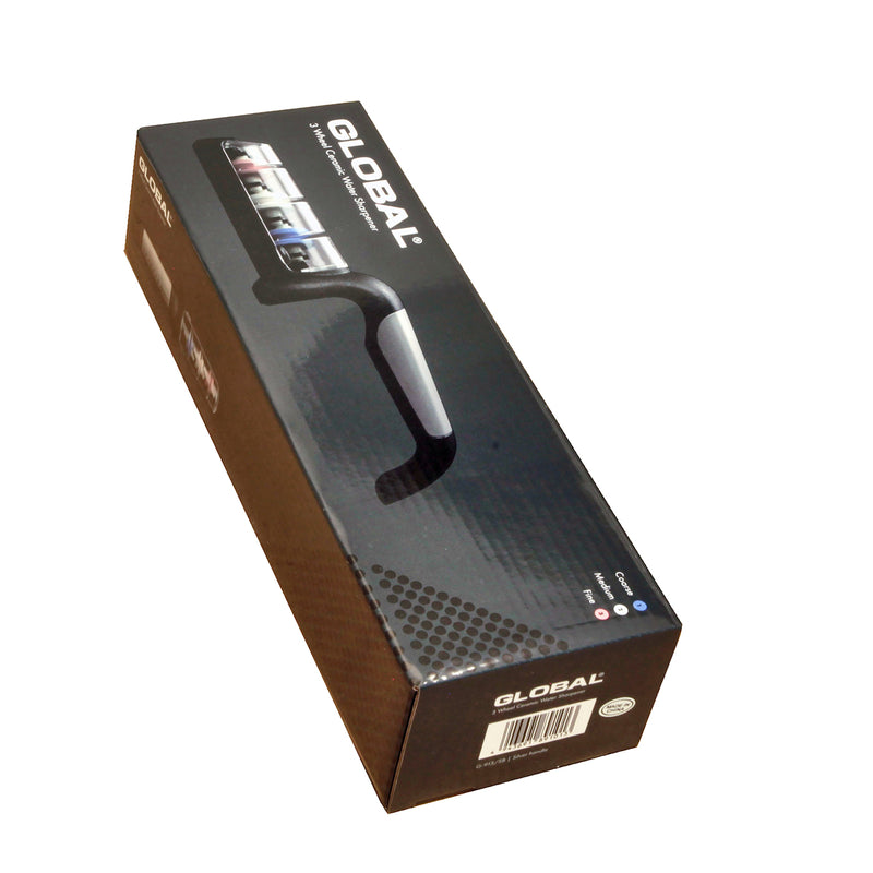 Global G-913/SB vesihiomakiviteroitin pakkauksessa, musta laatikko, Global-logo ja kuva kolmesta keraamisesta pyörästä