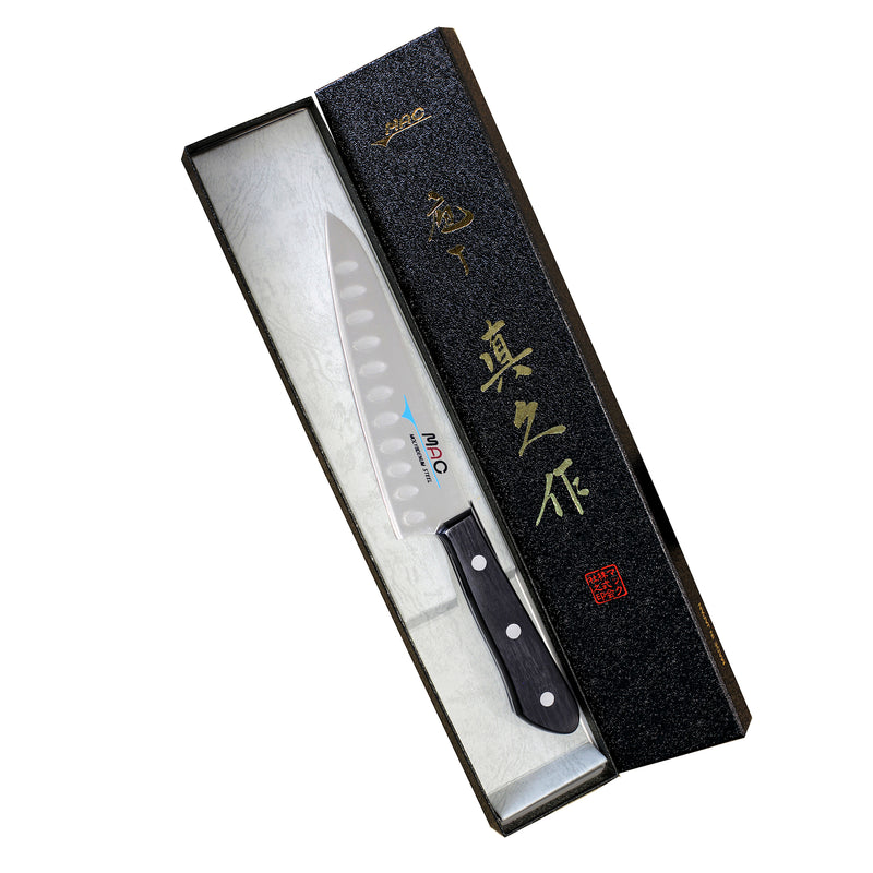 MAC Chef Vihannesveitsi 13 cm lahjapakkauksessa, ovaalihiottu terä ja musta kahva. Japanilainen laatutyökalu vihannesten viipalointiin.