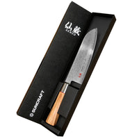 Suncraft Senzo Damascus Santoku toimitetaan tyylikkäässä lahjapakkauksessa, täydellinen lahja laatutietoiselle kokille.