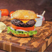 Hampurilainen tarjoiltuna Leikkuulauta Teak Butcher's Block -laudalla, tiikkipuun rustiikki ilme korostaa esillepanoa.