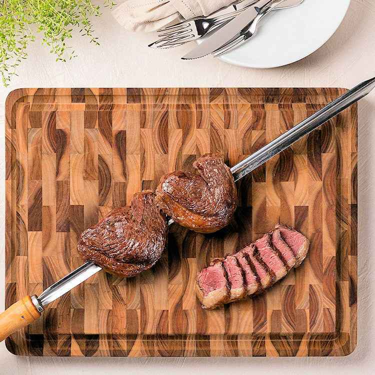 Grillivarras ja viipaloitu liha aseteltuna Leikkuulauta Teak Butcher's Block -laudalle, ihanteellinen lihan leikkaamiseen.