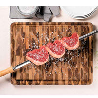 Raaka liha suolattuna grillivartaassa Leikkuulauta Teak Butcher's Block -laudalla, tiikkipuu sopii kosteille raaka-aineille.