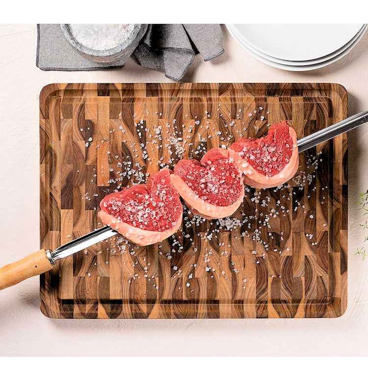 Raaka liha suolattuna grillivartaassa Leikkuulauta Teak Butcher's Block -laudalla, tiikkipuu sopii kosteille raaka-aineille.