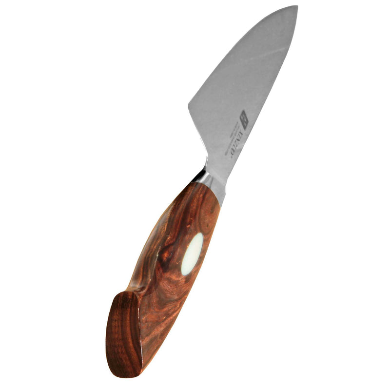 XINZUO Jiang Damaskus Santokuveitsi, 18 cm, kuvattuna kahvasta käsin, korostaa ergonomista puukahvaa ja tasapainoa.