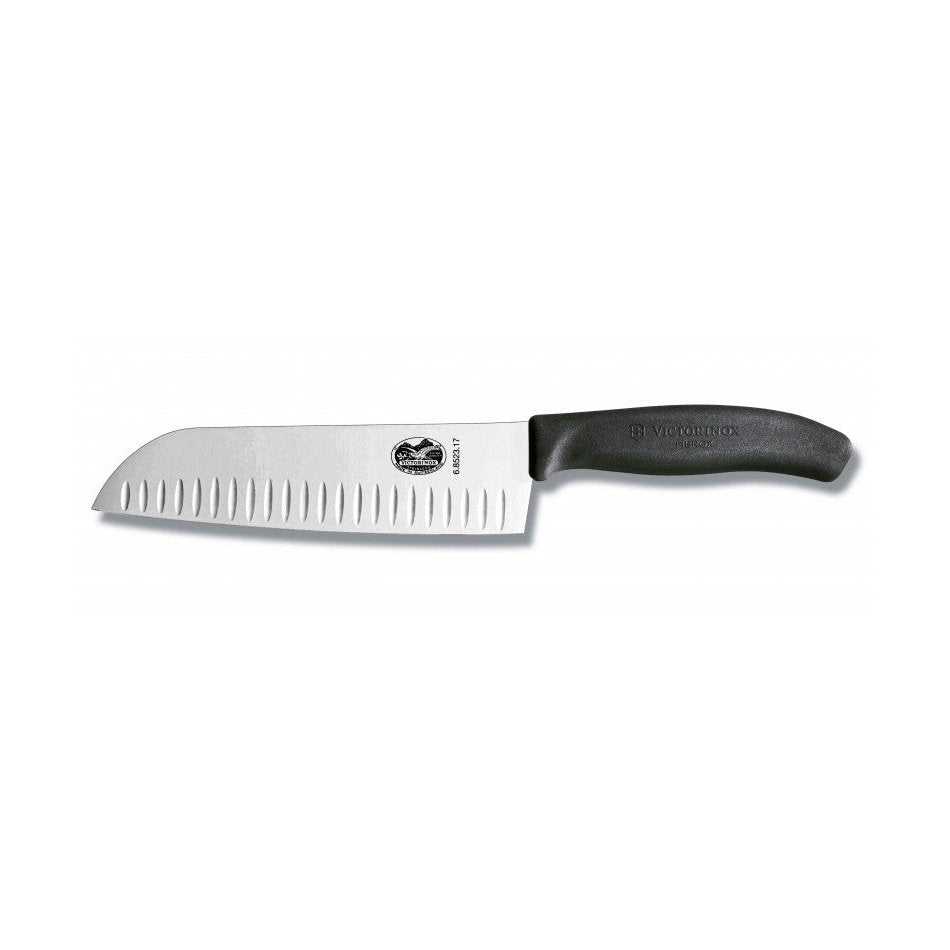 Victorinox Swiss Classic Santoku ovaalihiottu 17 cm kokkiveitsi, jossa on musta liukumaton kahva ja ovaalihionta vihannesten ja lihan leikkaamiseen.