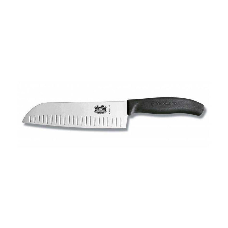 Victorinox Swiss Classic Santoku ovaalihiottu 17 cm kokkiveitsi, jossa on musta liukumaton kahva ja ovaalihionta vihannesten ja lihan leikkaamiseen.