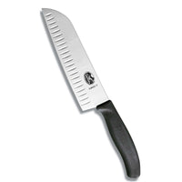 Victorinox Santoku kokkiveitsi - Ovaalihiottu, 17 cm ruostumattomalla terällä ja ergonomisella Fibrox-kahvalla. Soveltuu tarkkaan ja tarttumattomaan leikkuuseen.