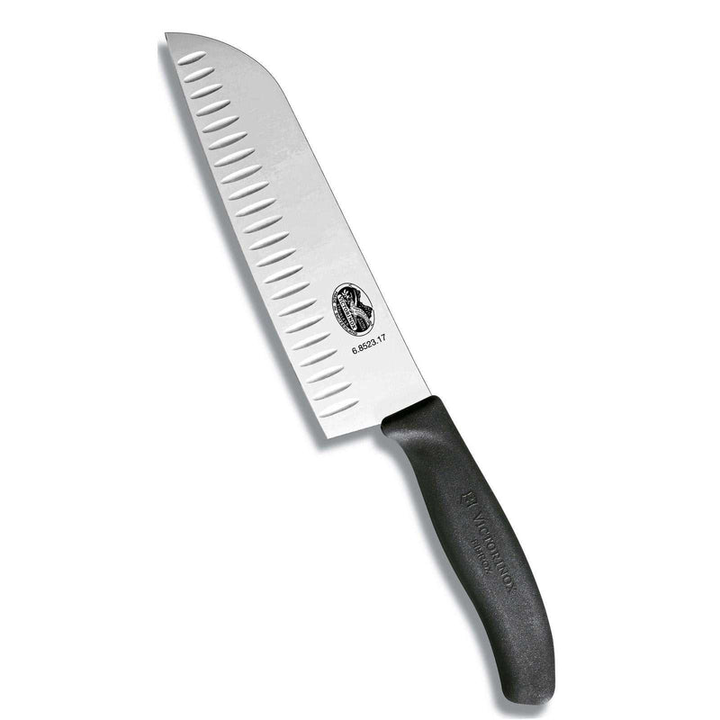 Victorinox Santoku kokkiveitsi - Ovaalihiottu, 17 cm ruostumattomalla terällä ja ergonomisella Fibrox-kahvalla. Soveltuu tarkkaan ja tarttumattomaan leikkuuseen.