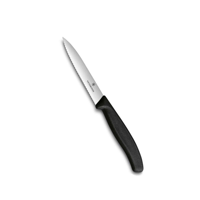Victorinox Kuorimaveitsi Sahalaita - 10 cm, musta kahva ja terävä sahalaitainen terä. Täydellinen vihannesten ja hedelmien kuorimiseen.