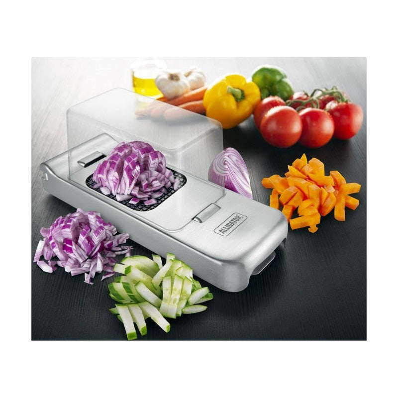 Alligator De Luxe vihannesleikkuri ruostumaton teräs pilkkoo sipulin, kurkun ja paprikan kuutioiksi ja suikaleiksi keittiötasolla.