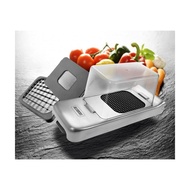 Monikäyttöinen Alligator vihannesleikkuri ruostumattomasta teräksestä vaihdettavilla terillä ja vihanneksilla taustalla.