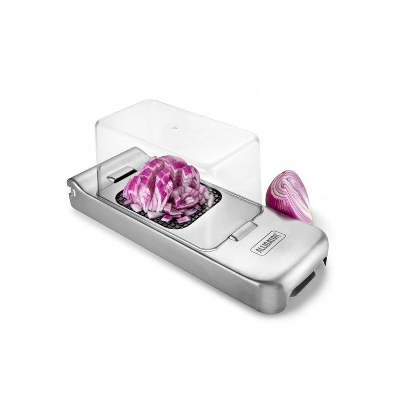 Kätevä Alligator vihannesleikkuri ruostumaton teräs leikkaa punasipulin siisteiksi paloiksi läpinäkyvän säiliön alla.