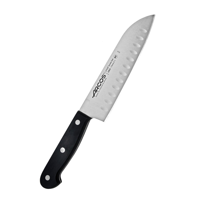 Arcos Santoku Ovaalihiottu, 17 cm - Laatuveitsi Ammattilaisille, mustakahvainen Nitrum-teräksinen kokkiveitsi ovaalihiotulla terällä.