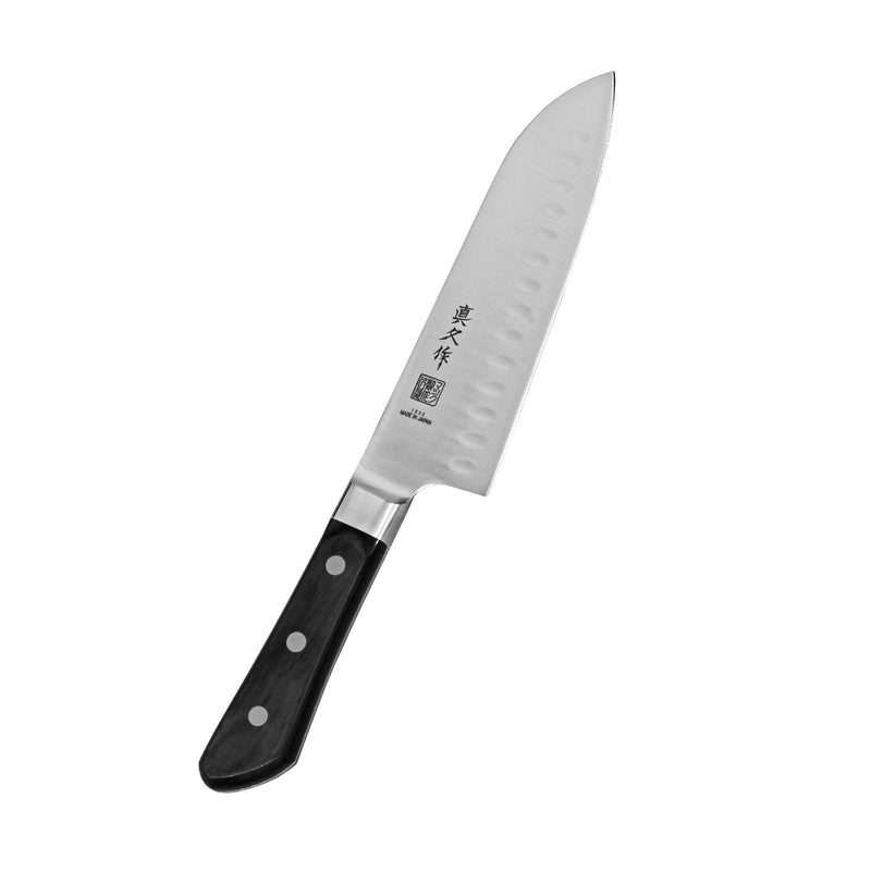 Japanilainen MAC Santoku veitsi ovaalihionnalla, 17 cm terä ja kolmiruuvinen kahva. Soveltuu tarkkaan ja ohueen leikkaamiseen.