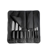 Auki rullattu veitsilaukku 8 veitselle, musta kangasrakenne ja taskut veitsien säilytykseen, tarranauhasulku ja suojaläppä.