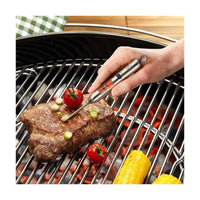 Gefu BBQ digitaalinen lämpömittari käytössä grillissä, mittaamassa pihvin sisälämpötilaa täydellisen kypsyyden varmistamiseksi.