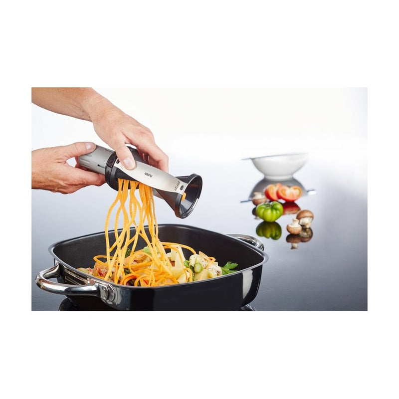 Gefu Spirelli V.2.0 - Spiraalileikkuri vihannesterotin käytössä, porkkanaspiraalit lisätään ruokaan. Täydellinen keittiöväline terveelliseen ruoanlaittoon.