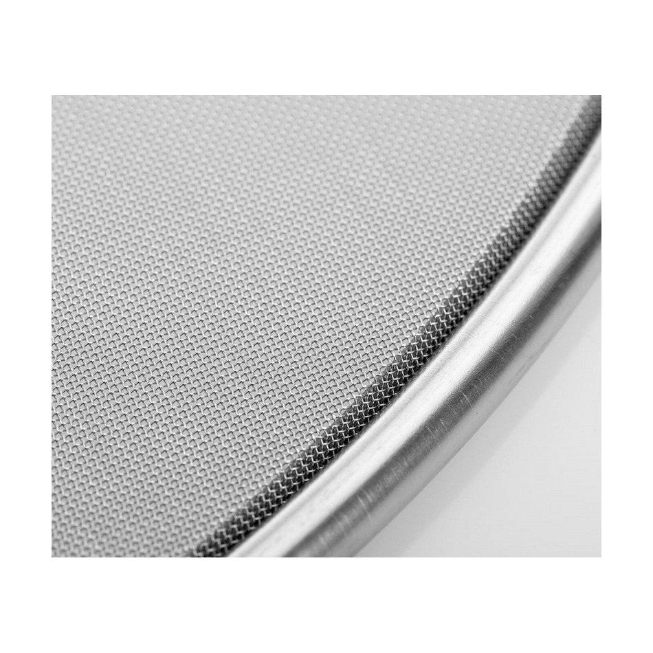 Lähikuva Westmark Picante roiskeritilän hienosta teräsverkosta, joka mahdollistaa höyryläpikulun ja suojaa roiskeilta