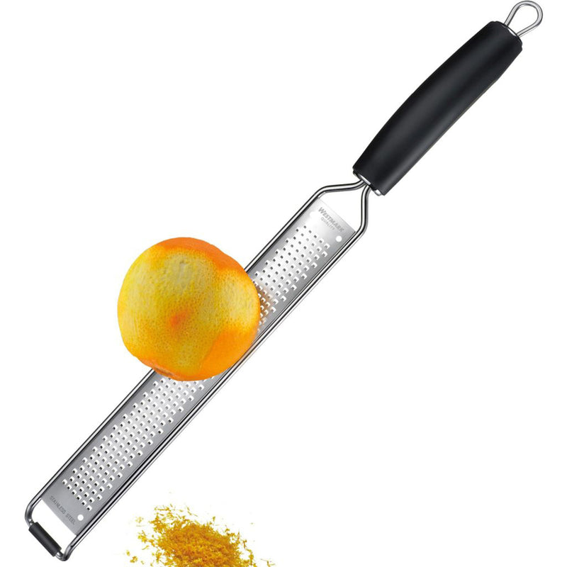 Westmark mikroteräraastin 40 cm raastamassa appelsiininkuorta, laserleikatut terät takaavat tarkan ja helpon raastamisen keittiössä.
