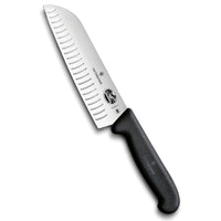 Victorinox Santoku veitsi - 17 cm Fibrox, ovaalihiottu terä ja ergonominen kahva, sopii tarkkaan viipalointiin ja kuutiointiin keittiössä.