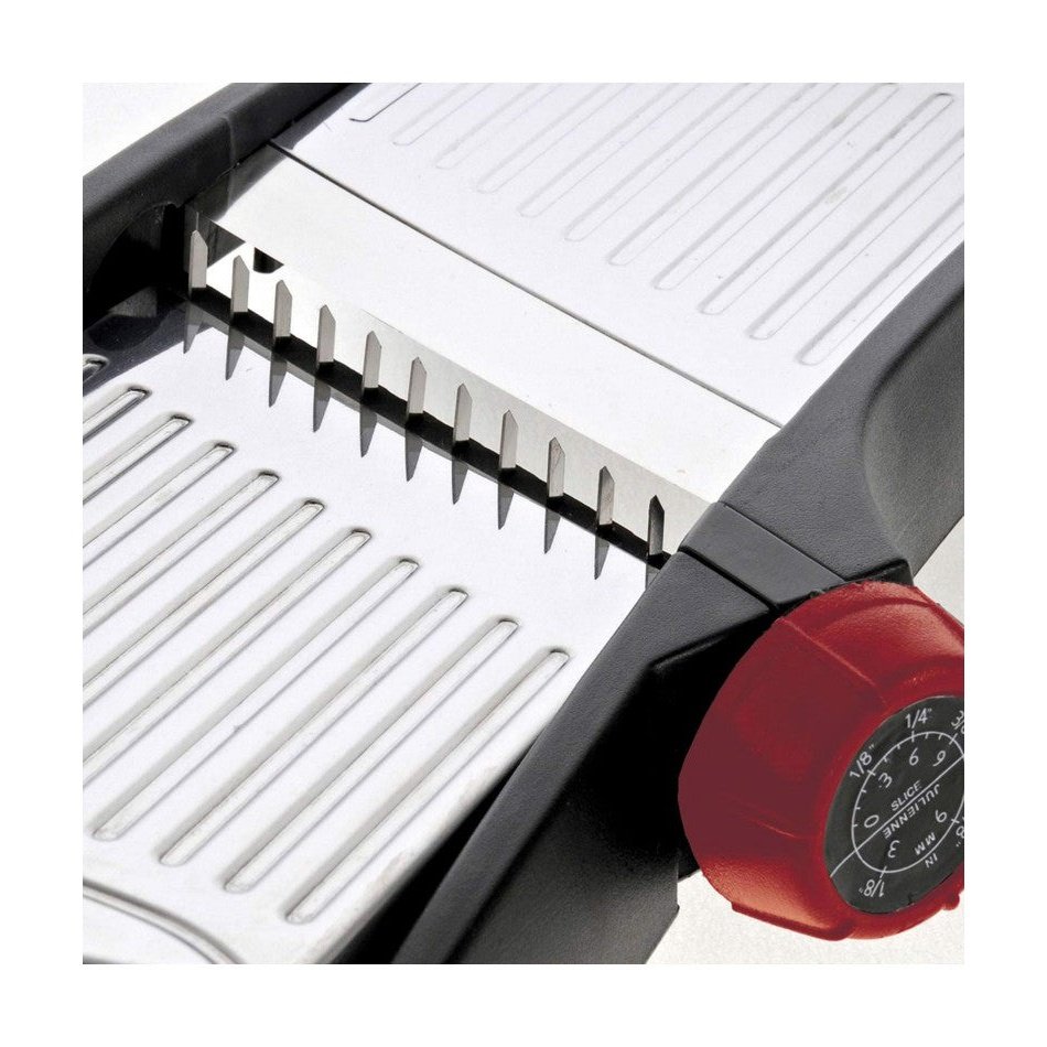 Lähikuva Westmark Mandoliini Musta -leikkurin teristä ja säätönupista, joka mahdollistaa tarkan viipaloinnin eri paksuuksilla.