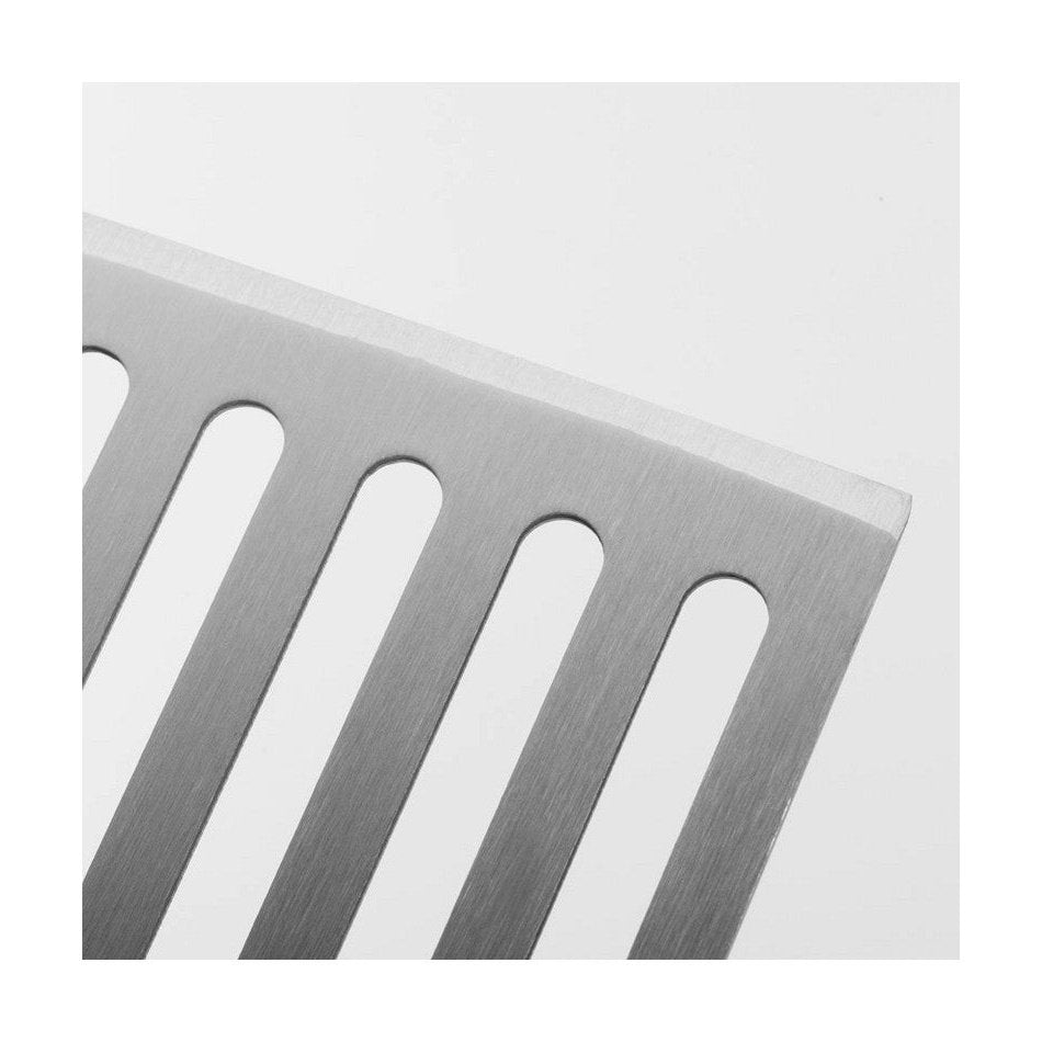 Lähikuva Westmark grillilastan teräksisestä rei'itetystä lastapäästä, tarkka viimeistely ja kestävä rakenne.