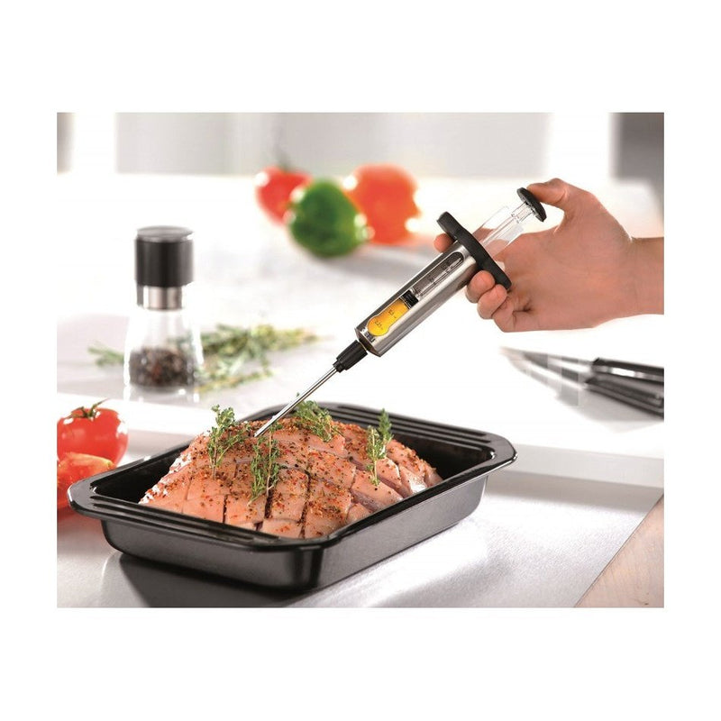 Gefu Marinointi-Injektori 40 ml käytössä paistin maustamiseen keittiössä, tarkka nesteen ruiskutus mehukkaaseen lopputulokseen.