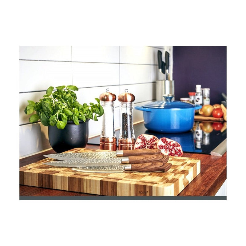 Dorre Akira veitsisarja 3 osaa keittiössä leikkuulaudalla; veitsissä koristeellinen terä ja puinen kahva, täydellinen lahjaksi tai arkeen.