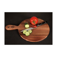 MAC Chef veitsi kevyt vihannesveitsi - 13.5 cm leikkuulaudalla vihannesten kanssa. Täydellinen veitsi viipalointiin ja pilkkomiseen.