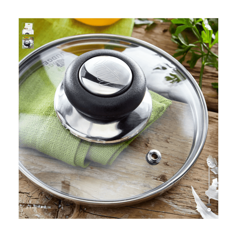 Judge Lasikansi 24 cm - Aterimet | Astianpesukoneen kestävyys, läpinäkyvä kansi teräsreunuksella ja höyryaukolla puupöydällä vihreän liinan päällä.