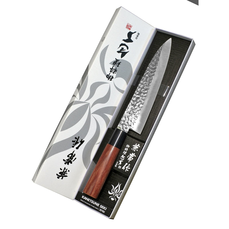 Kanetsune Seki KC-950 kokkiveitsi lahjapakkauksessa, 18 cm japanilainen keittiöveitsi koristeellisessa laatikossa.