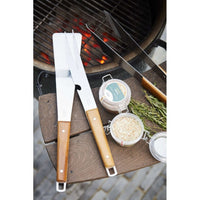 Point Virgule grillivälinesetti 3-osainen käytössä grillin äärellä. Kätevä grillisetti sisältää ruostumattomasta teräksestä valmistetut välineet.