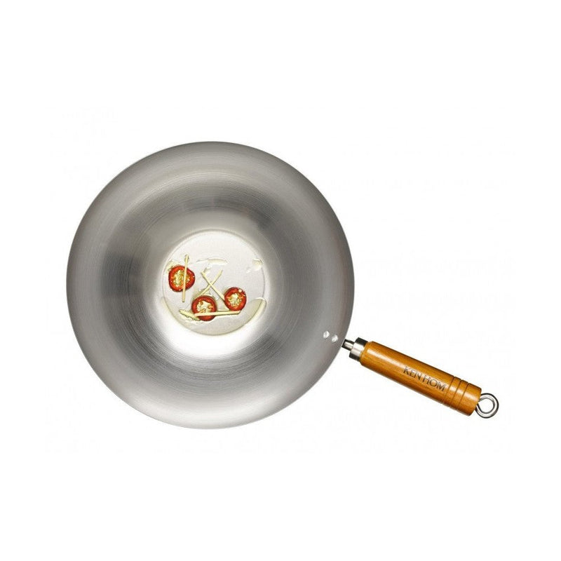 Ken Hom Hiiliteräswok, 32cm, pinnoittamaton hiiliteräs, wokkipannussa vihanneksia ja mausteita, täydellinen aasialaiseen ruoanlaittoon.