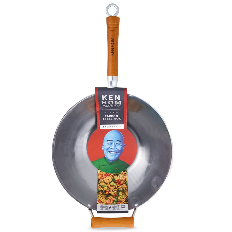 Ken Hom Excellence hiiliteräswok pakkauksessa. 32 cm wokpannu, sopii induktioliedelle ja korkeisiin lämpötiloihin.