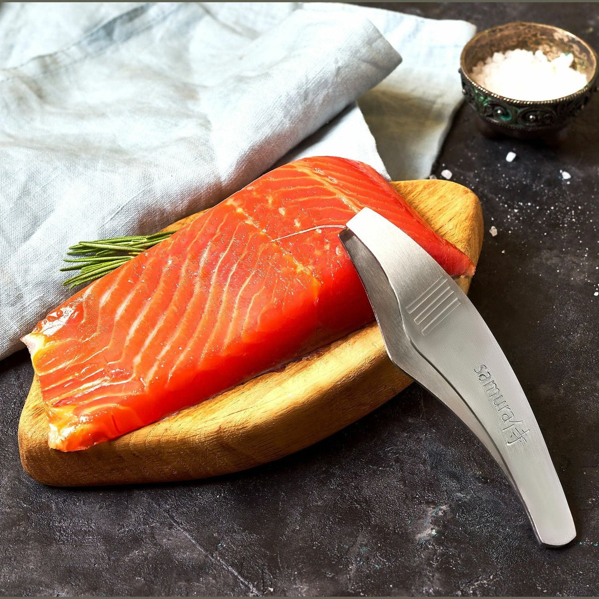 Samura Ruotopinsetit 13 cm käytössä lohifileen ruotojen poistossa, ergonominen muotoilu helpottaa tarkkaa työskentelyä.