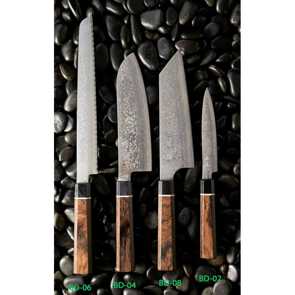 Suncraft Senzo Damascus -veitsisarja, jossa 22 cm leipäveitsi ja muita japanilaisia keittiöveitsiä, mustat pakkapuu kahvat.