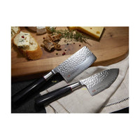 Suncraft Senzo Damascus Mini Kokkiveitsi 10 cm - Huippulaatua, aseteltuna keittiöympäristöön toisen veitsen kanssa, täydellinen lahja ruoanlaiton harrastajalle.