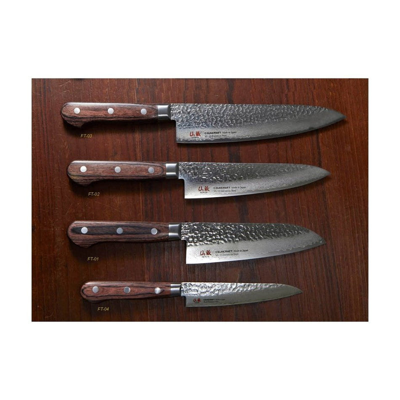 Suncraft Senzo Damascus veitsisarja, jossa eri kokoisia veitsiä pakkapuu kahvoilla. Japanilainen VG10-teräs ja perinteinen muotoilu.