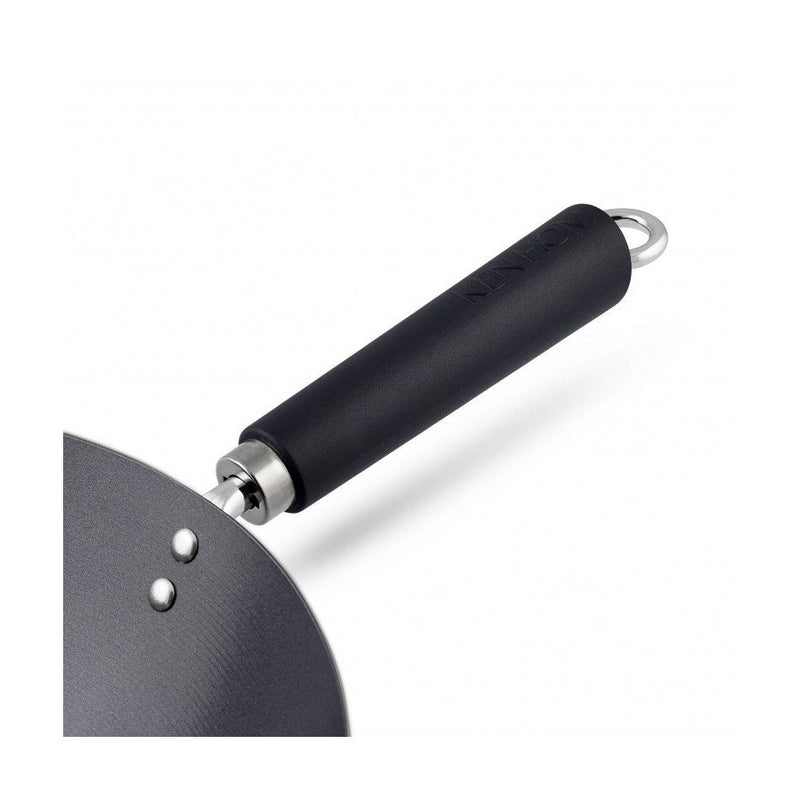 Ken Hom Non-stick Wok 31 cm - Lämpöä eristävä kahva takaa turvallisen otteen. Hiiliteräksinen rakenne kestää kovaa käyttöä.