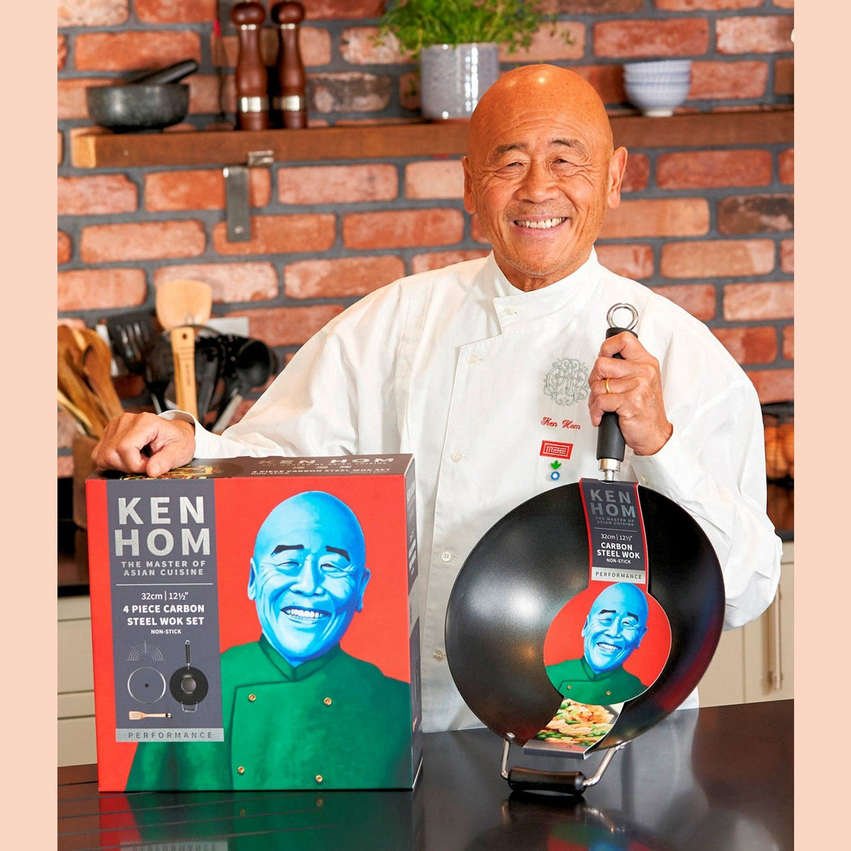 Ken Hom esittelee wokkipannu settiä pakkauksen kanssa. 31cm hiiliteräs wokki on täydellinen lahja ruoanlaiton ystävälle.