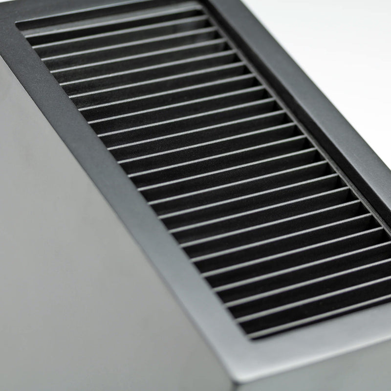 Lähikuva Grunwerg Veitsitukki Musta Vino -mallin uritetusta sisäpinnasta, joka mahdollistaa joustavan veitsien sijoittelun.