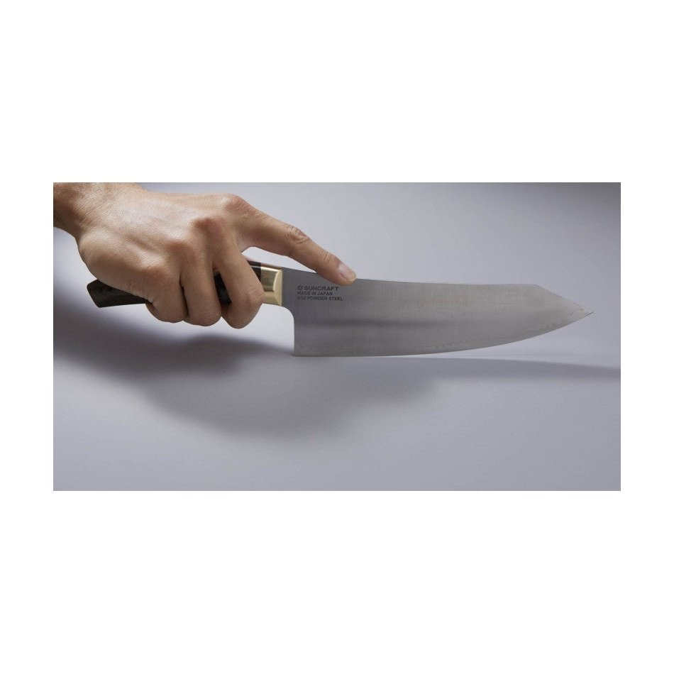 Suncraft Senzo Elegancia kokkiveitsi kädessä, esittelee ergonomisen otteen ja tasapainoisen muotoilun.