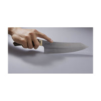 Suncraft Senzo Elegancia kokkiveitsi kädessä, esittelee ergonomisen otteen ja tasapainoisen muotoilun.