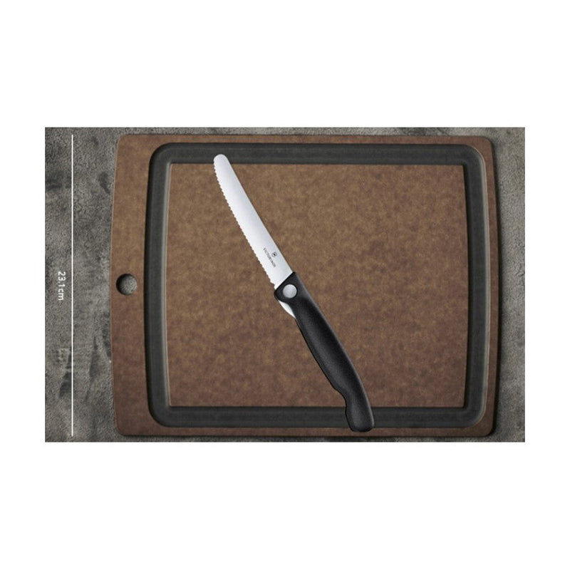 Victorinox Taittuva Retkiveitsi leikkuulaudan päällä, mittakaava 23,1 cm, ihanteellinen koko retkikeittiöön ja ulkoruokailuun.