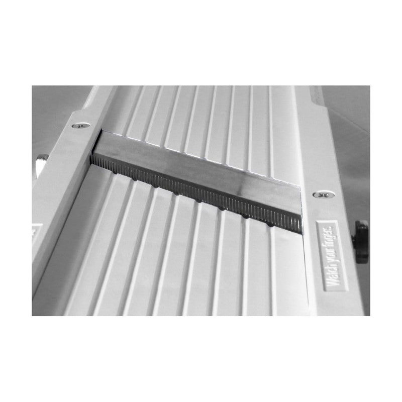 Lähikuva Benriner Mandoliinin viipaleterästä. Terävä ja säädettävä terä mahdollistaa tarkan viipaloinnin.