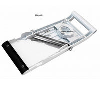 Benriner Mandoliinin alapohja ja säätömekanismi. Viipaleterän paksuus säädettävissä 0,5–5 mm välillä.