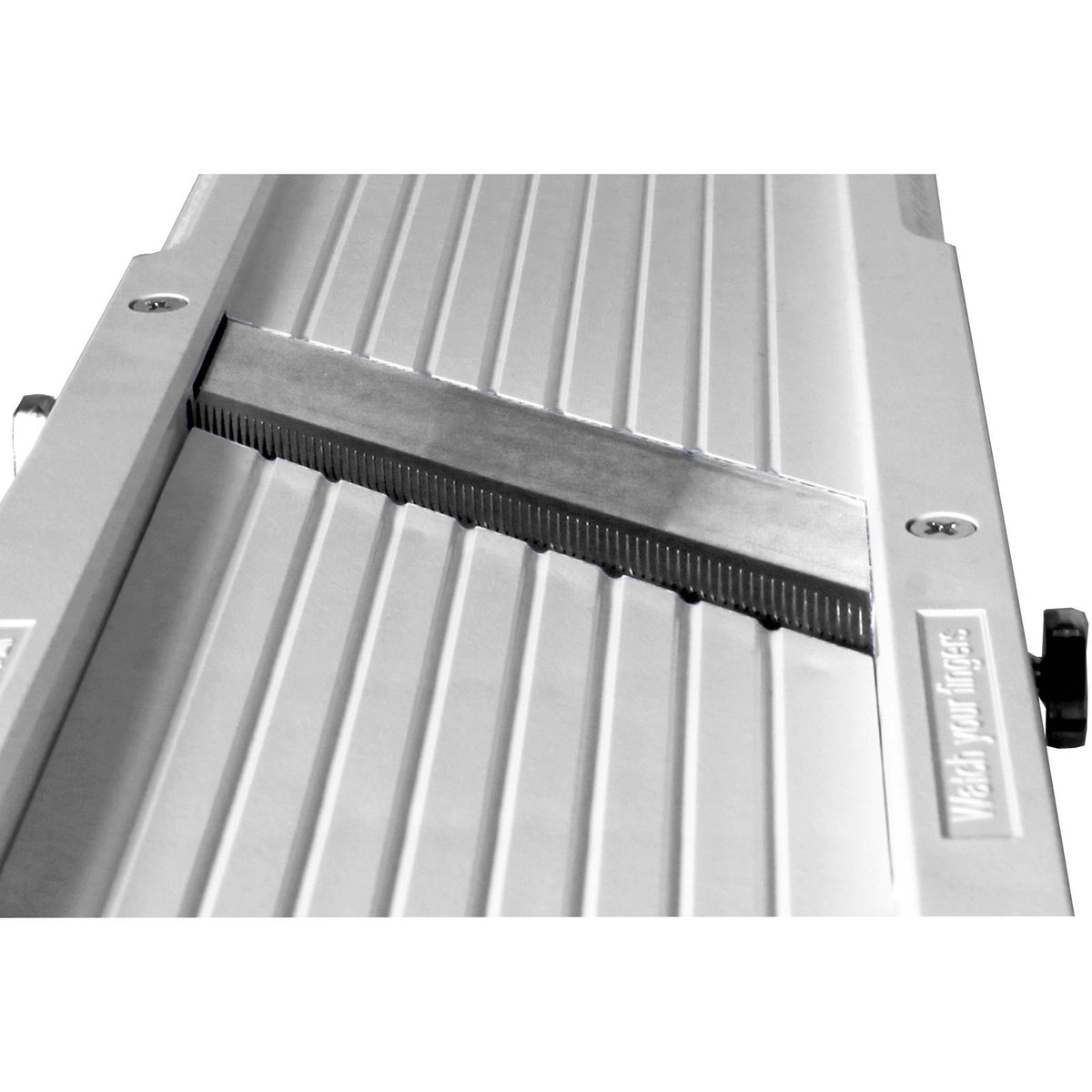 Lähikuva Super Benriner Mandoliinin terästä. Tarkka ja terävä leikkausjälki ammattikäyttöön.