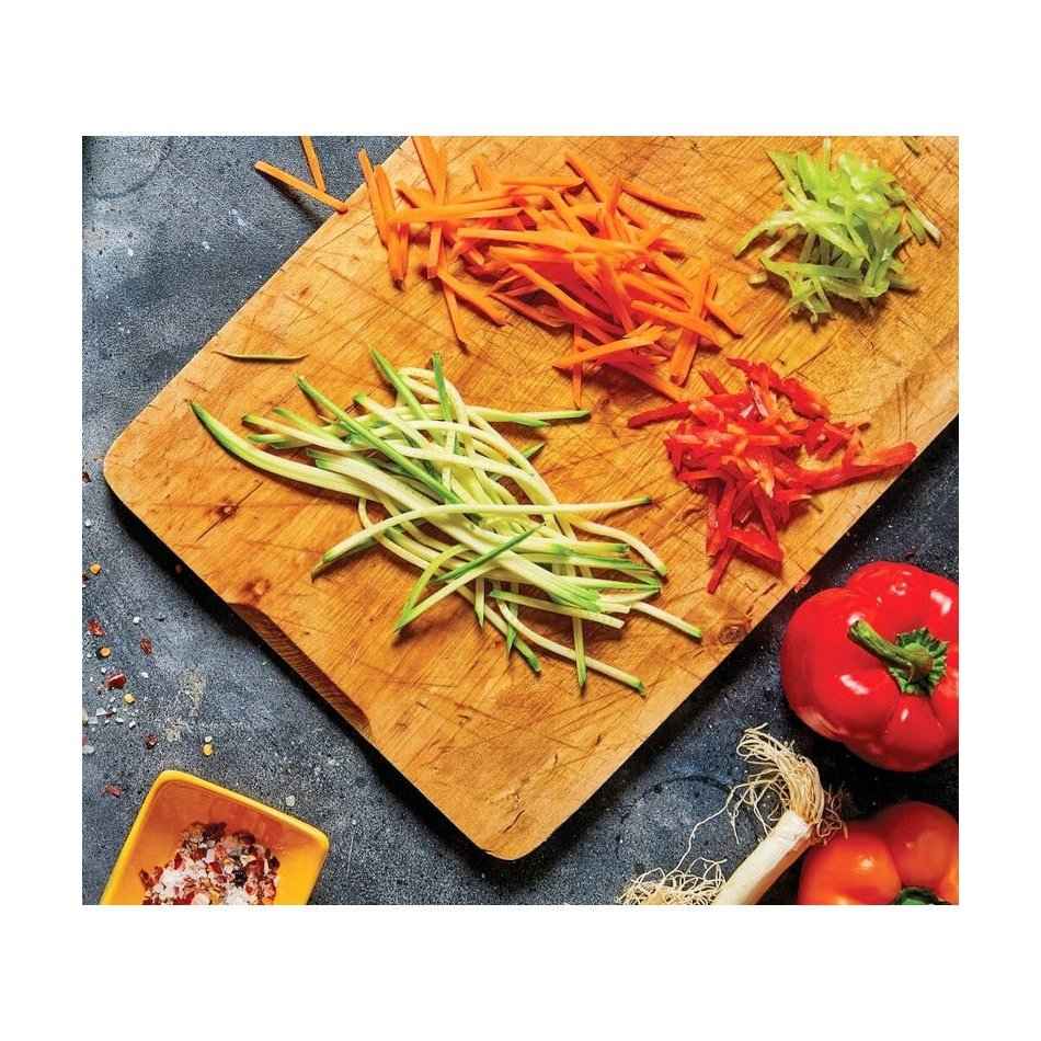 Börner V6 Mandoliinilla suikaloidut vihannekset: porkkana, kurkku ja paprika, tarkkaa ja nopeaa keittiötyöskentelyä varten.