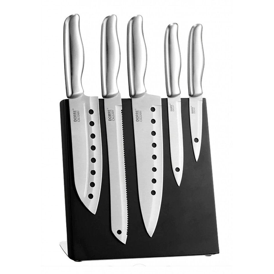 Dorre Veitsimagneetti Musta pöytämalli, jossa viisi teräksistä veistä kiinnitettynä, tehokas ja turvallinen veitsien säilytysratkaisu keittiöön.
