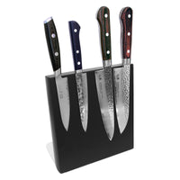 Dorre Veitsimagneetti Musta pöytämalli, jossa neljä erikokoista veistä kiinnitettynä, tyylikäs ja käytännöllinen veitsien säilytysratkaisu.